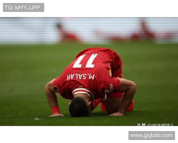 足球明星孩子泪洒赛场感人瞬间引发网友热议与共鸣